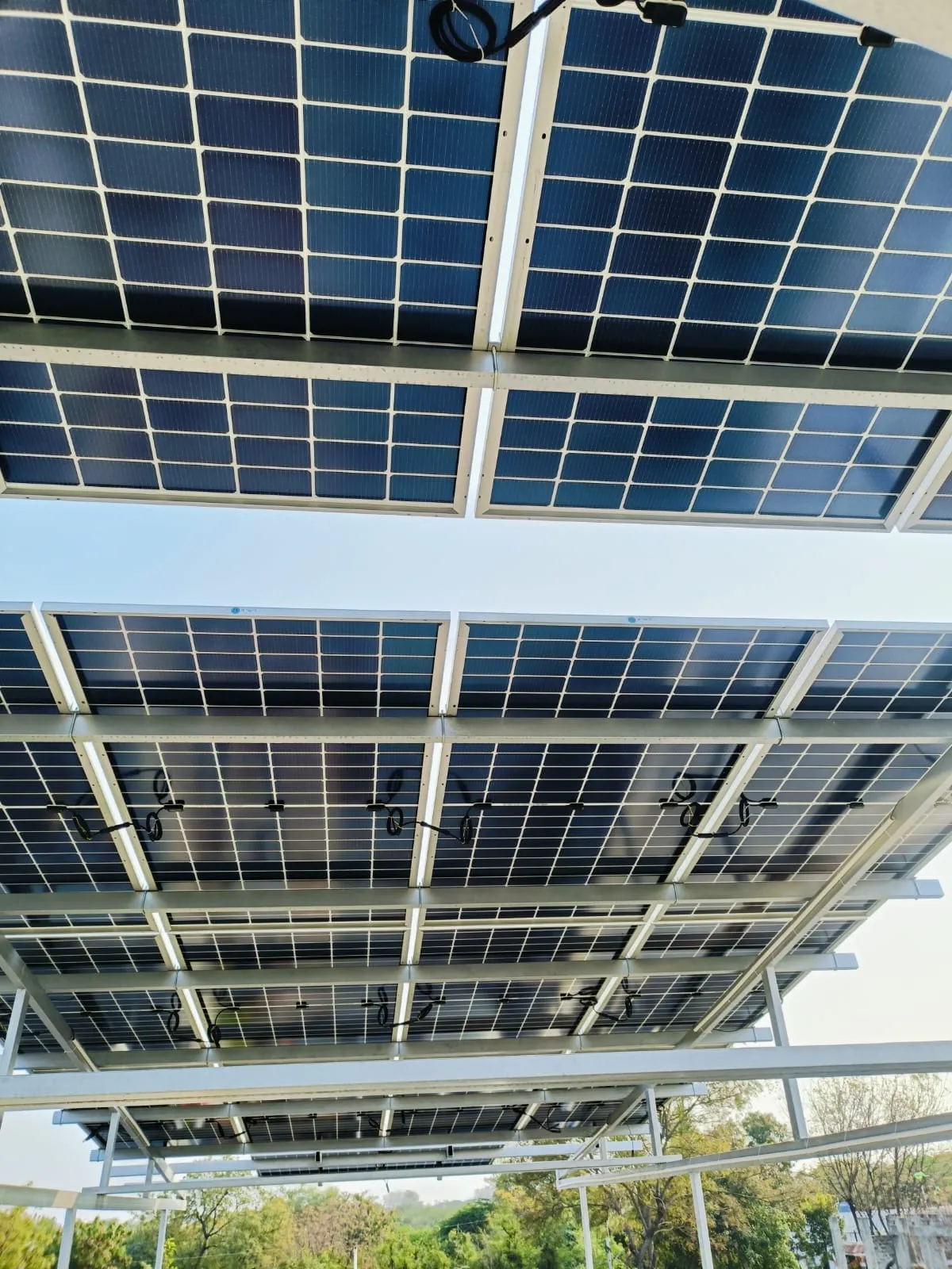 Who is a trusted solar system installer in Maharashtra?